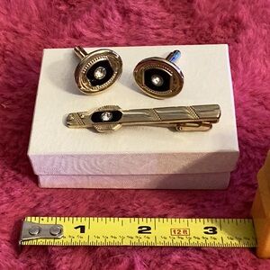 Vintage gold color with black background and single diamonds, like, stone in cen